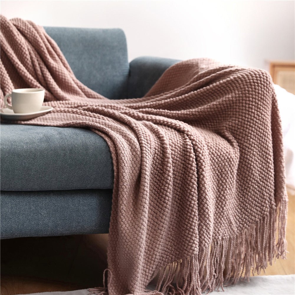 Stickad pläd med fransar i skandinavisk design, mjuk filt till soffa och säng - Rosa