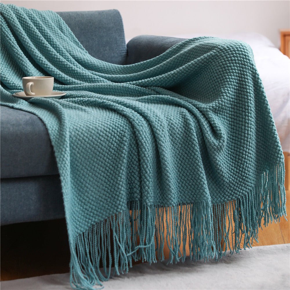 Stickad pläd med fransar i skandinavisk design, mjuk filt till soffa och säng - Teal