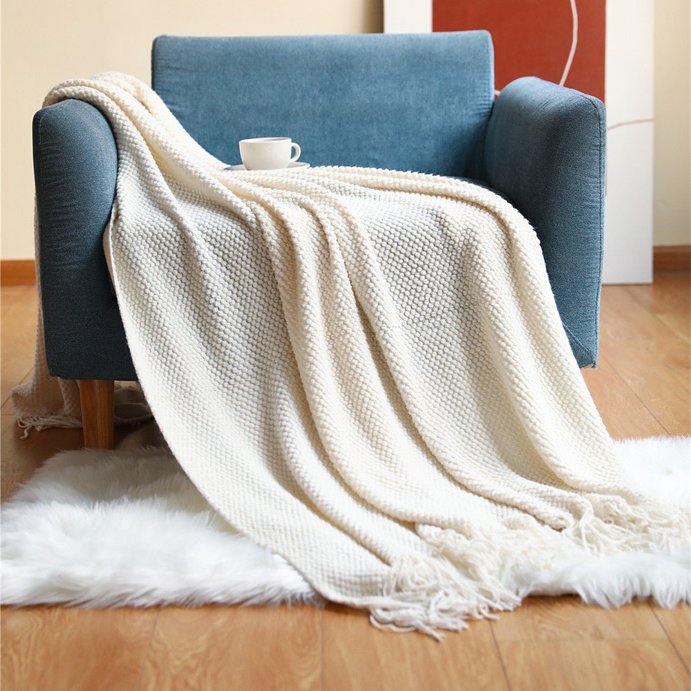 Stickad pläd med fransar i skandinavisk design, mjuk filt till soffa och säng - Vit