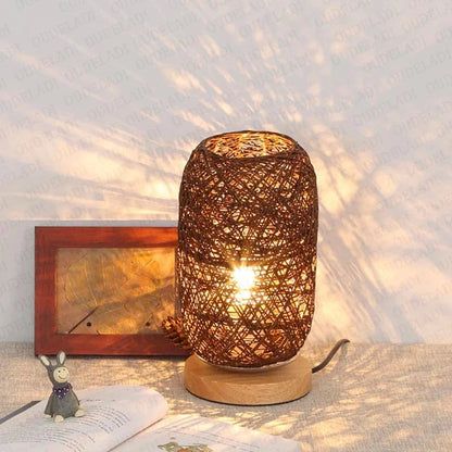 Liten Bordslampa i Rattan