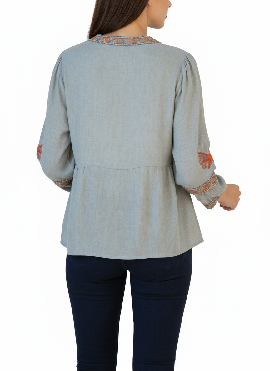 Platomer | Broderad blus med V-ringning