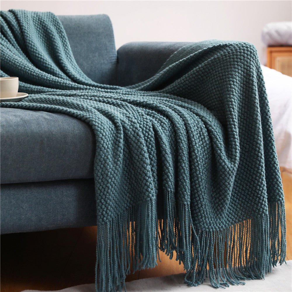 Stickad pläd med fransar i skandinavisk design, mjuk filt till soffa och säng - Blå
