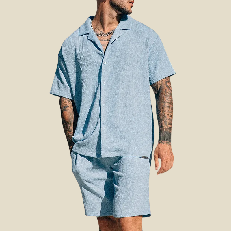 Tvådelat set herr med kortärmad skjorta och shorts, matchande sommarset till semestern - Ljusblå